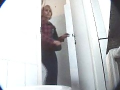 Unsuspecting mamas empties her bladders in public loo